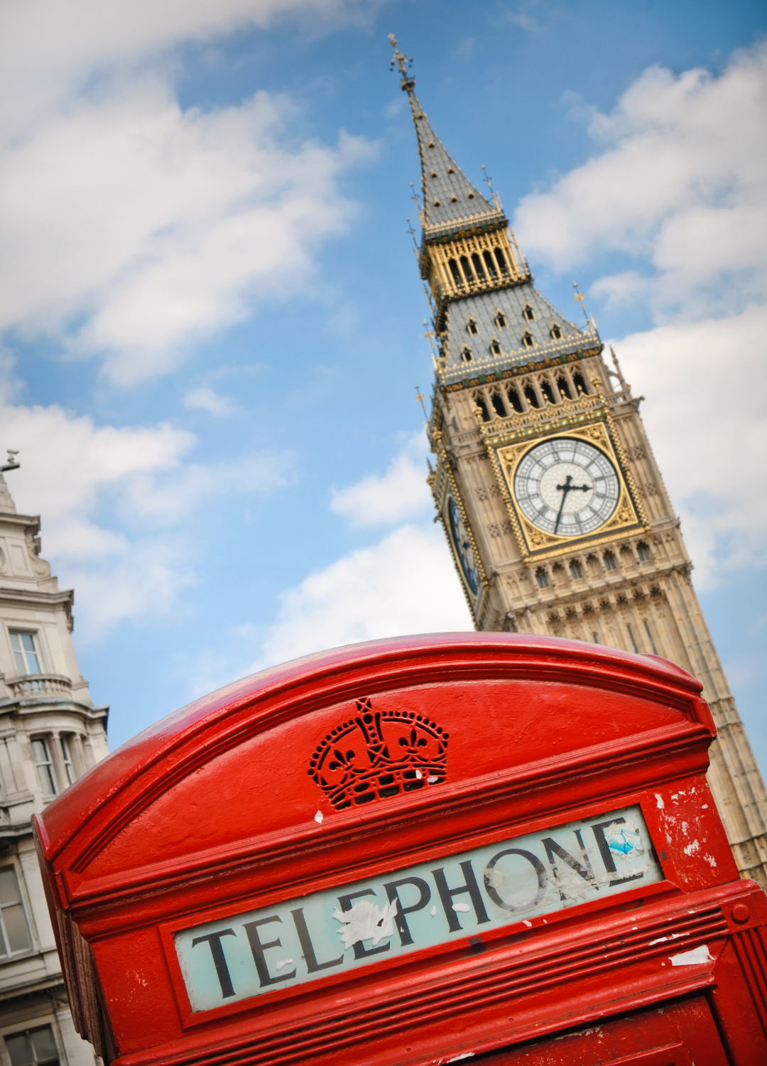 Why Invest in the UK – Advantage Investments. Iconic London landmarks with Big Ben and a red telephone booth, symbolizing investment opportunities in the UK.